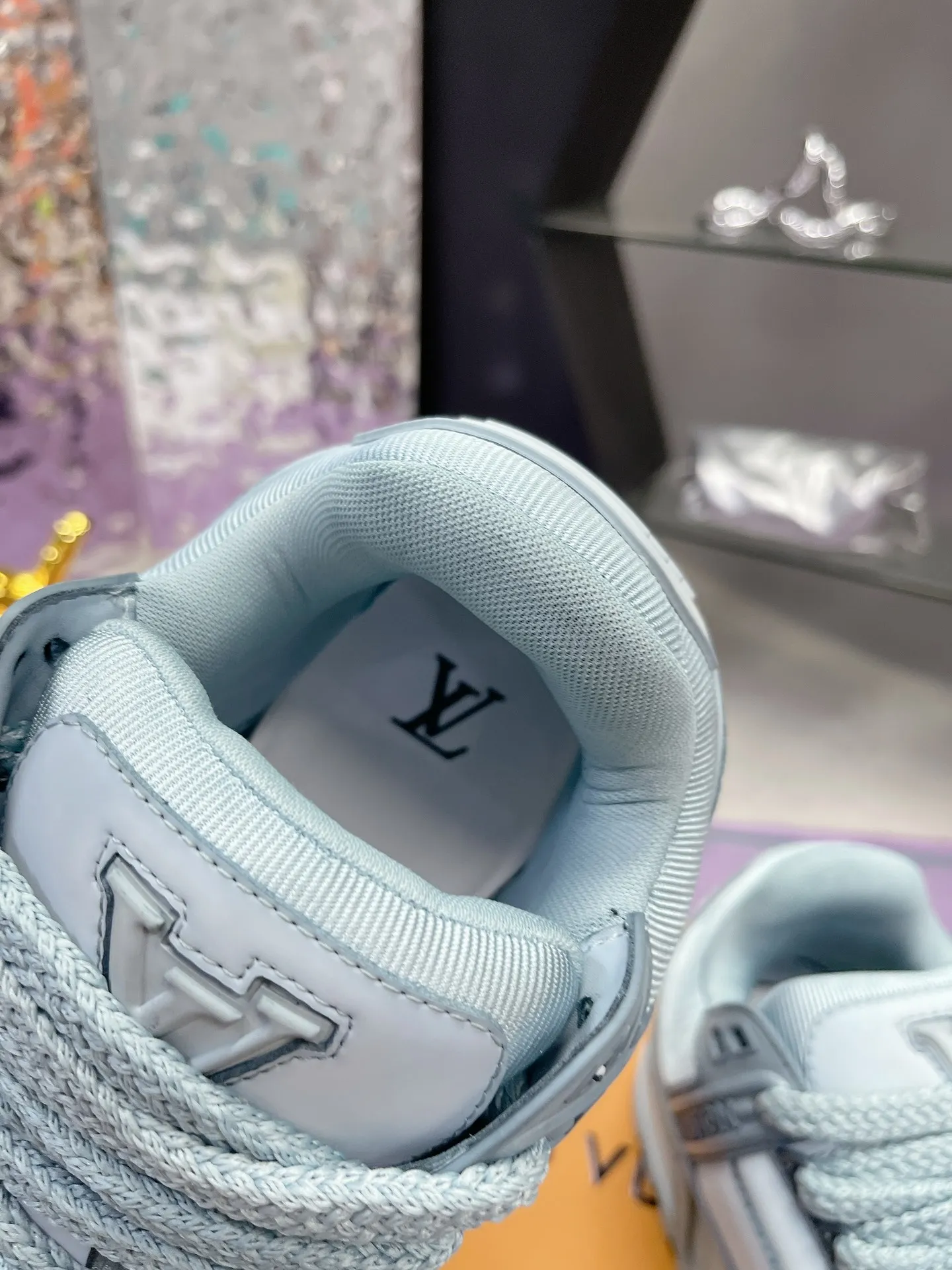 Men's shoes 💰1020❤️❤️❤️ LV donkey brand L's latest catwalk models Chubby Chubby Chubby Chubby TRAINER MAXI bread shoes Skateboard shoes Casual Couple models Sports shoes DIY beading Original purchase and development Production This LV Trainer Maxi sneaker is made of soft cow leather, with a large silhouette and convex outsole to reinterpret the original LV Trainer sneaker design, interpreting the inspiration of retro basketball shoes. Rubber LV monogrammed upper, Monogram floral outsole. Exquisite packaging at the delivery counter 🛍📦 ▪️Fabrics: Original customized imported first-layer cowhide ▪️Lining: Original customized breathable mesh lining ▪️Outsole: Original open-molded TPU combination outsole ▪️Sole thickness: 4CM ▪️Size: Women's 35-41 Men's 39-45